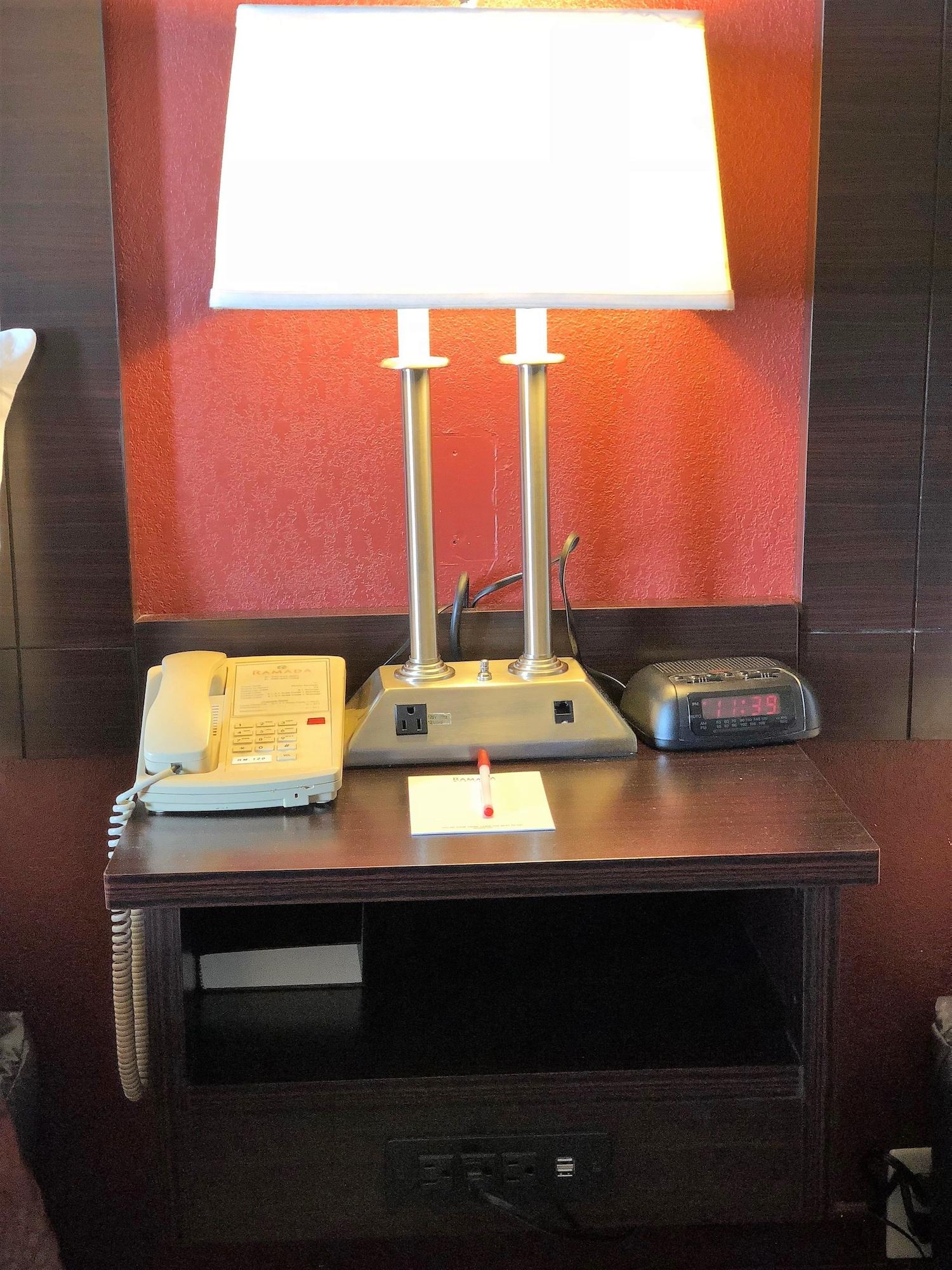 Ramada By Wyndham Harrisonburg Motel Екстериор снимка