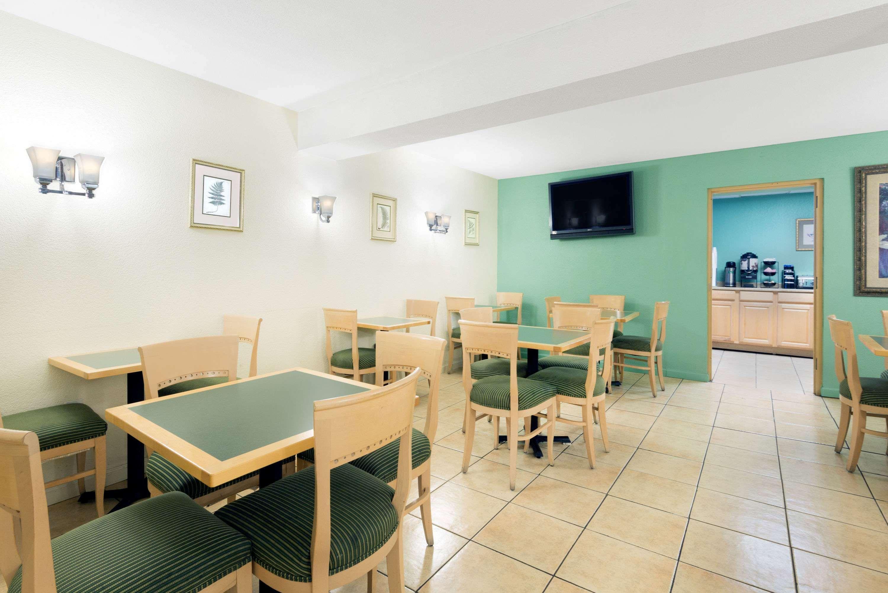 Ramada By Wyndham Harrisonburg Motel Екстериор снимка