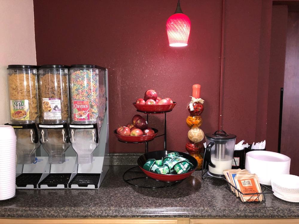 Ramada By Wyndham Harrisonburg Motel Екстериор снимка