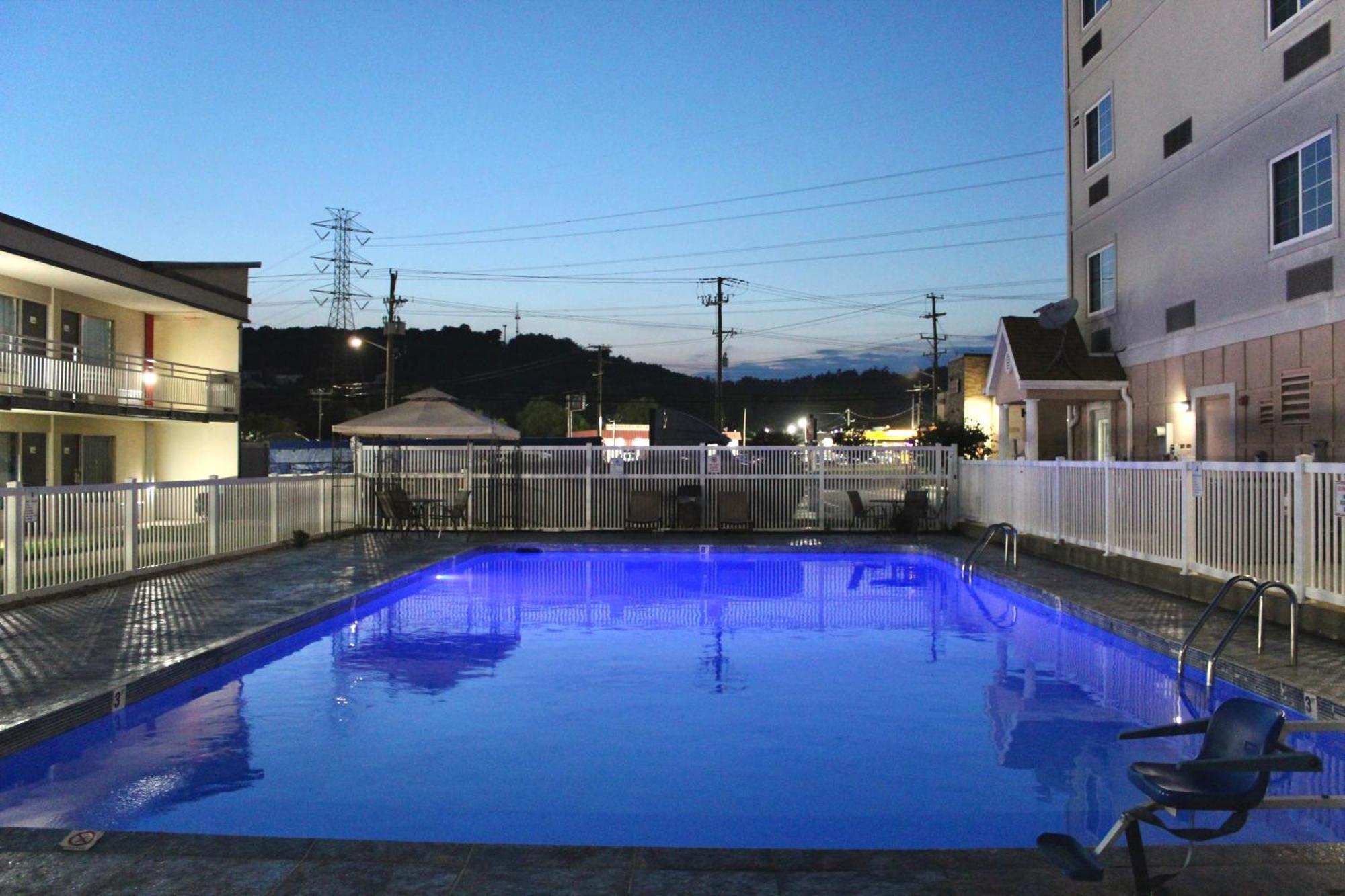 Ramada By Wyndham Harrisonburg Motel Екстериор снимка