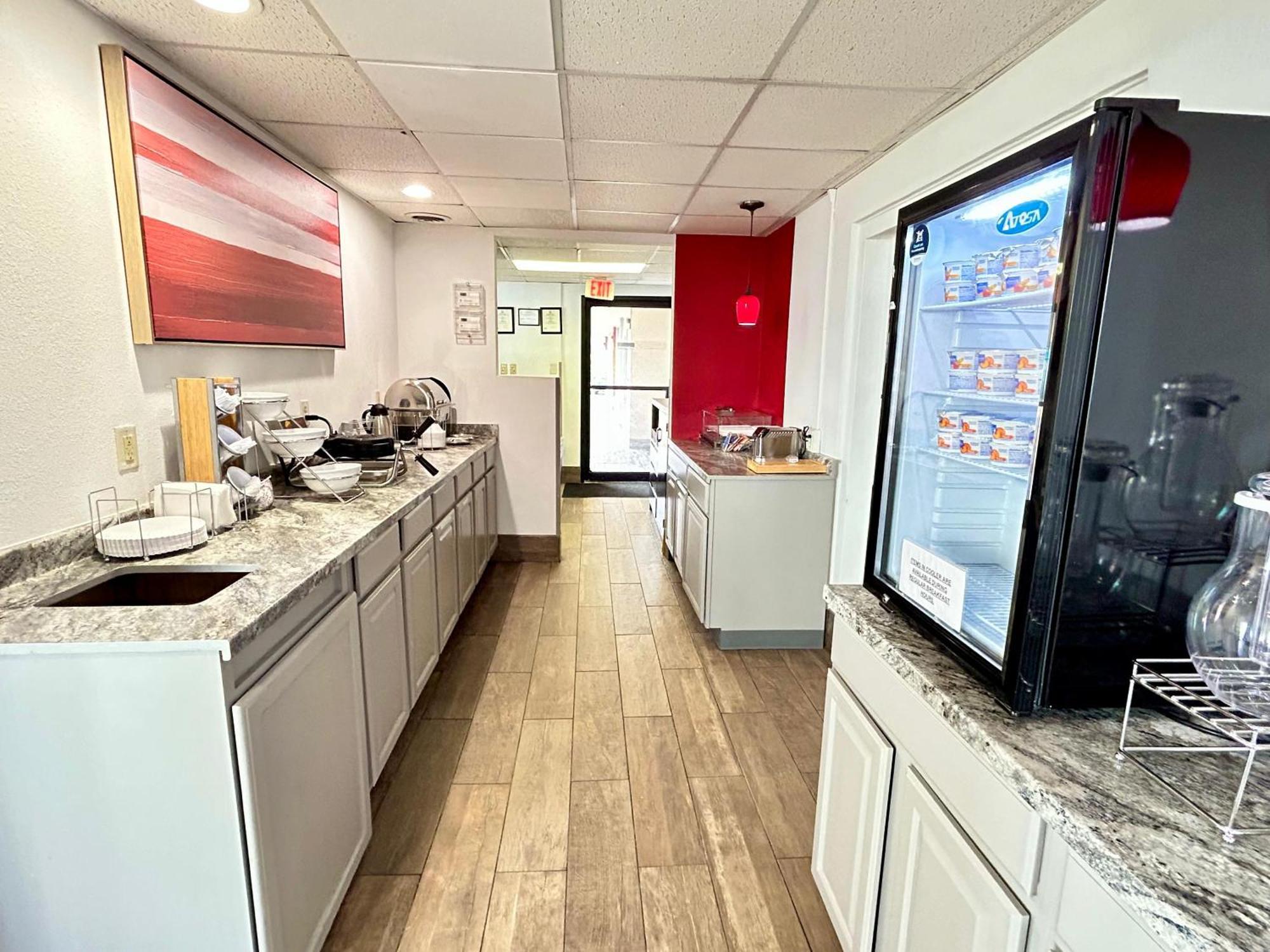 Ramada By Wyndham Harrisonburg Motel Екстериор снимка