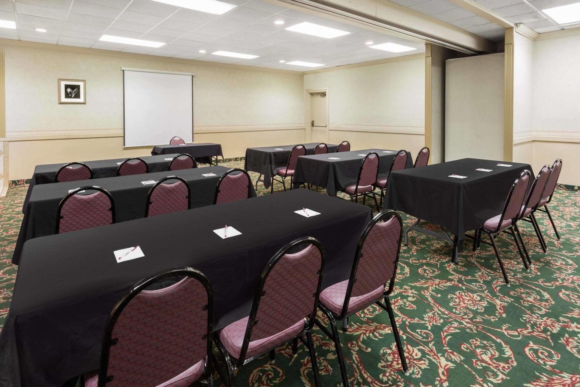 Ramada By Wyndham Harrisonburg Motel Екстериор снимка